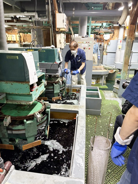下地・中間メッキ処理の様子
