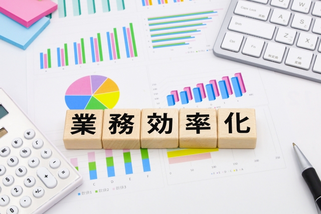 書類とデスクまわりのイメージ